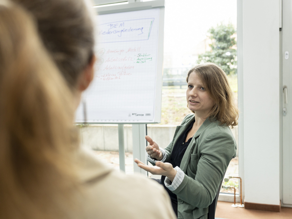 Beraterin erklärt vor Flipchart - Immanuel Dialog Beraterin erklärt vor Flipchart - Immanuel Dialog