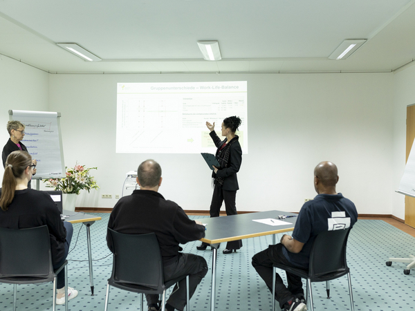 Zwei Beraterinnen halten eine Präsentation - Immanuel Dialog Zwei Beraterinnen halten eine Präsentation - Immanuel Dialog